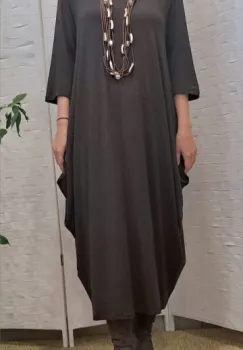 Rochie lunga maro cu colturi laterale, croiala lejera si design minimalist din tricot de vascoza imagine