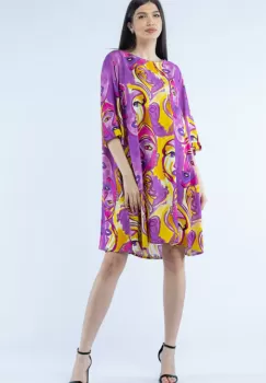 Rochie midi A-line din vascoza cu imprimeu chipuri stilizate, pe fond mov imagine