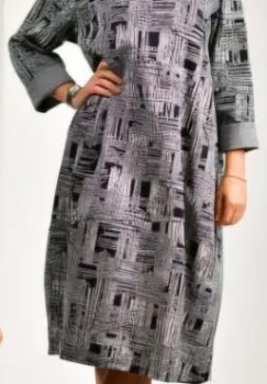 Rochie midi casual alb negru cu imprimeu artistic abstract si croi lejer imagine