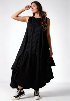 Rochie neagra cu dungi fine oversized cu volum arhitectural ,   stil urban chic imagine