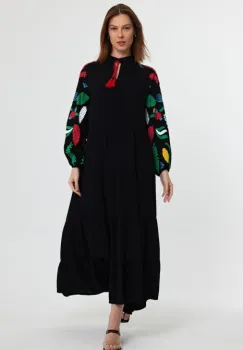 Rochie neagra cu imprimeu cauciucat cu papagali si maneci bufante, din vascoz imagine