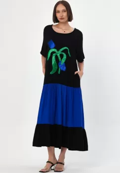 Rochie neagra cu volan albastru si aplicatie floare stilizata, din vascoza imagine