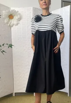 Rochie neagra din poplin de bumbac si jerseu alb cu dungi negre, cu maneca scurta bufanta imagine