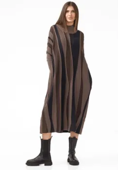 Rochie oversize tricotata cu dungi unduitoare si croi lejer, bej-maro imagine