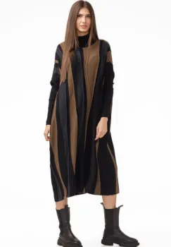 Rochie oversize tricotata cu dungi unduitoare si croi lejer, negru-camel imagine