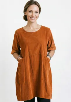 Rochie tunica din catifea reiata, croi lejer cu buzunare, stil casual modern, caramizie imagine