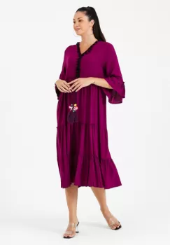 Rochie visinie din vascoza cu volane si ciucuri colorati imagine