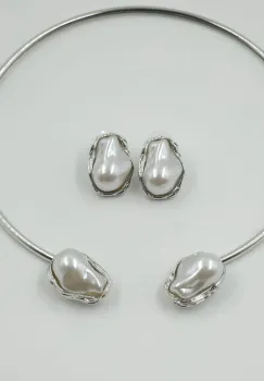 Set colier argintiu rigid cu perle sintetice neregulate si cercei asortati imagine
