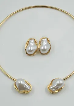 Set colier auriu rigid cu perle sintetice neregulate si cercei asortati imagine