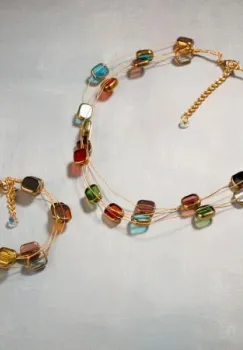 Set colier delicat cu elemente colorate tip murano pe fire fine aurii si bratara imagine