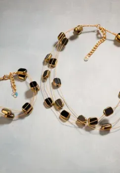 Set colier delicat cu elemente negre din sticla tip murano pe fire fine aurii si bratara - Copie imagine