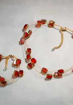 Set colier delicat cu elemente rosii din sticla tip murano pe fire fine aurii si bratara imagine