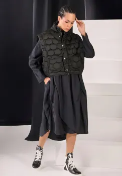 Set rochie neagra oversize cu guler tip camasa si  vesta matlasata imagine