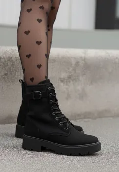 Bocanci dama Donelia negri imagine